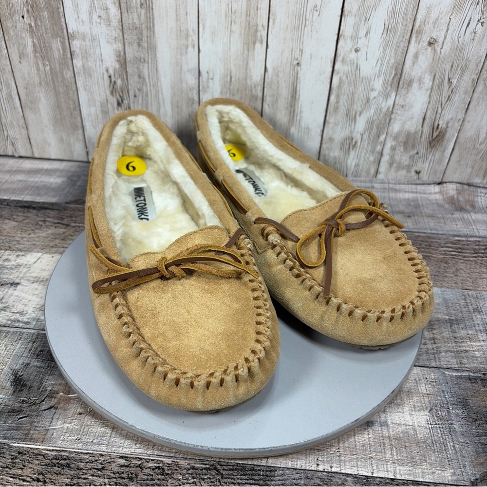 Minnetonka Cally Women’s Tan Suede Moccasins Slippers Faux Fur Lining Size 9M